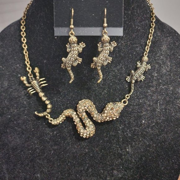 paparazzi Jewelry - Goldtone Reptile Statement N/E Set
